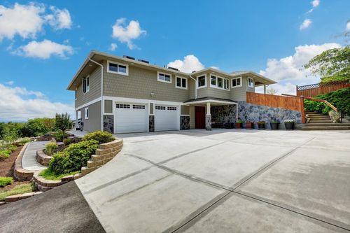residential house with concrete patio and driveway